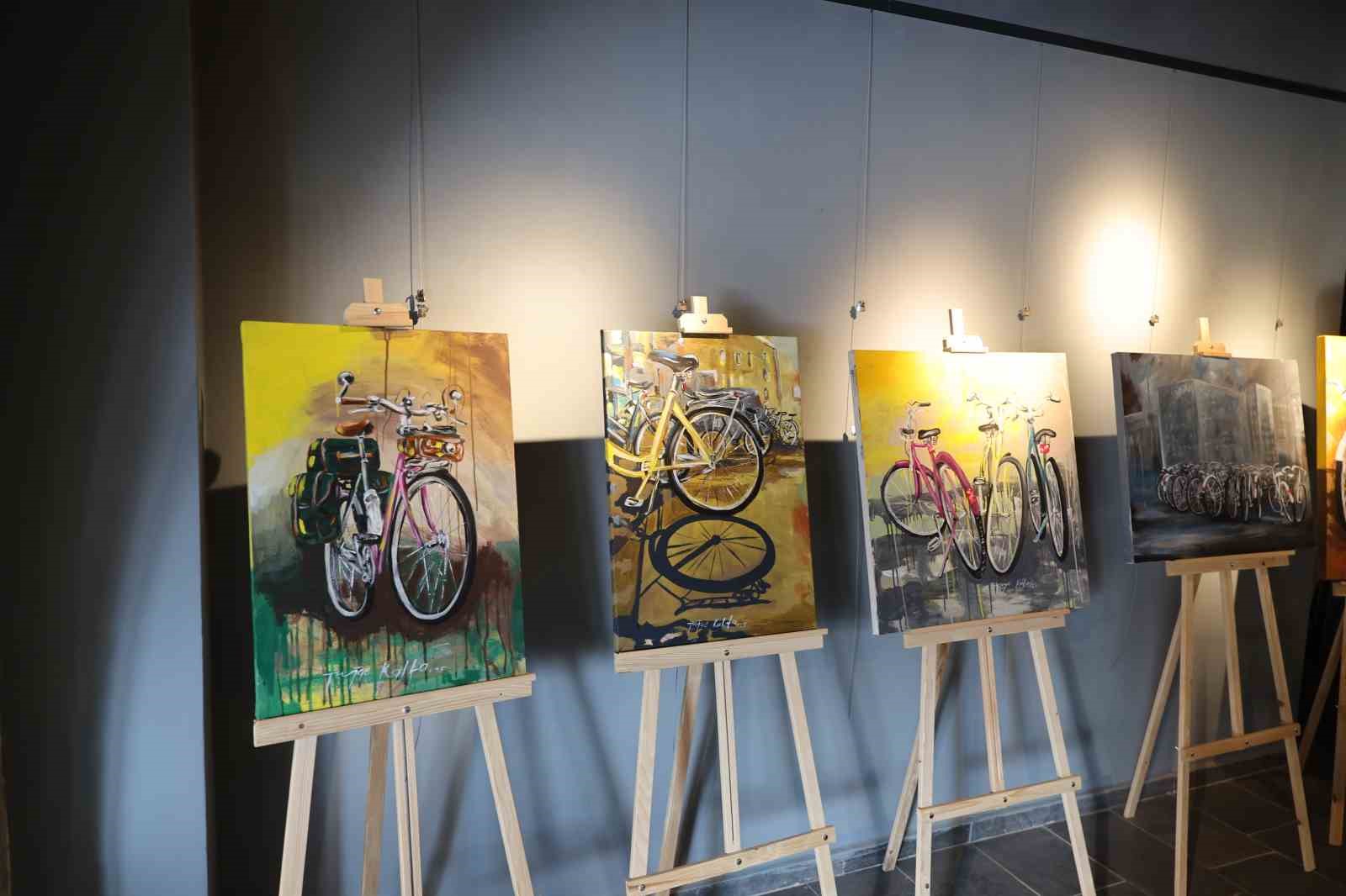 Su galerisinde sanat ve bisiklet buluşması
