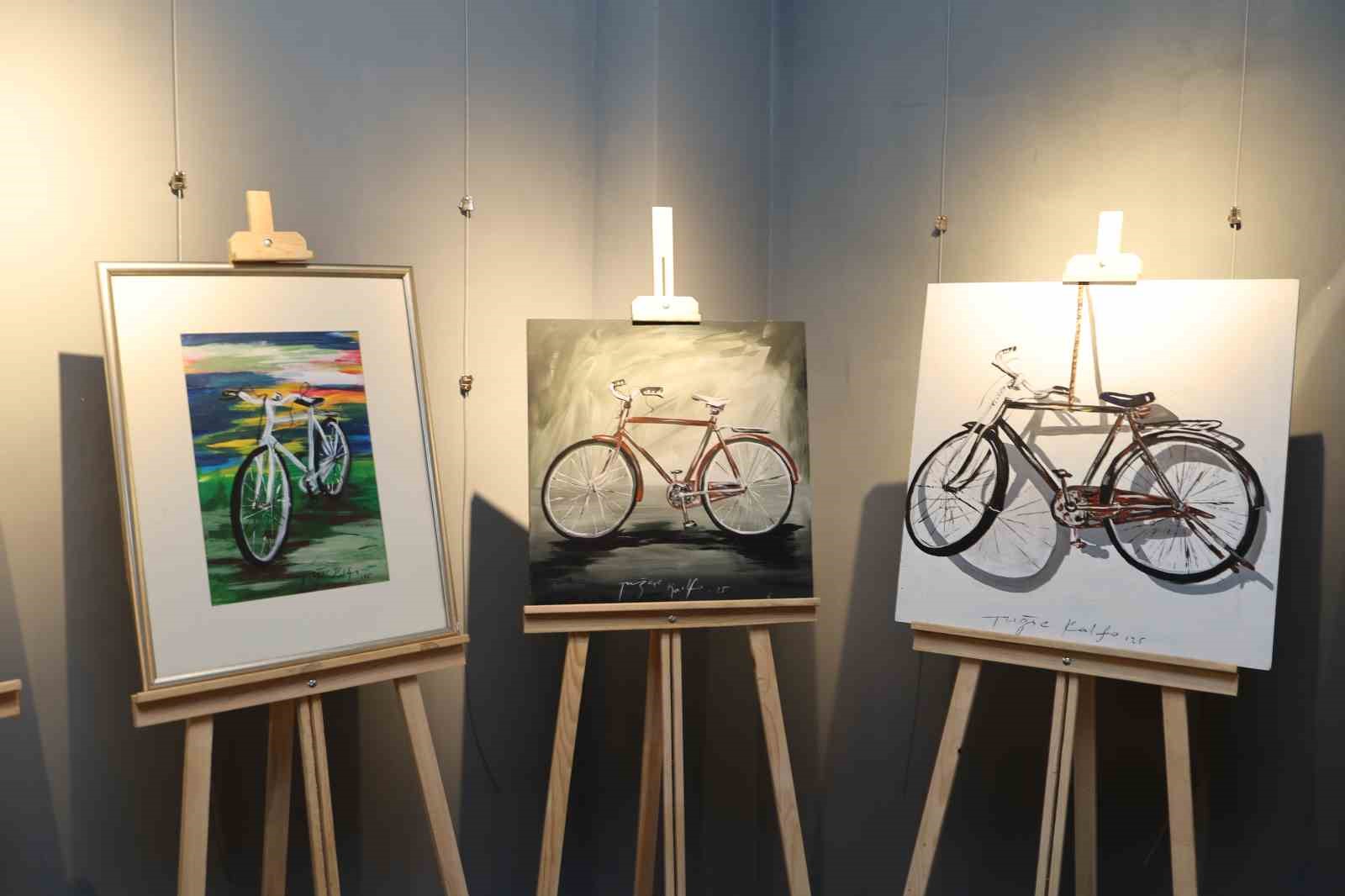 Su galerisinde sanat ve bisiklet buluşması
