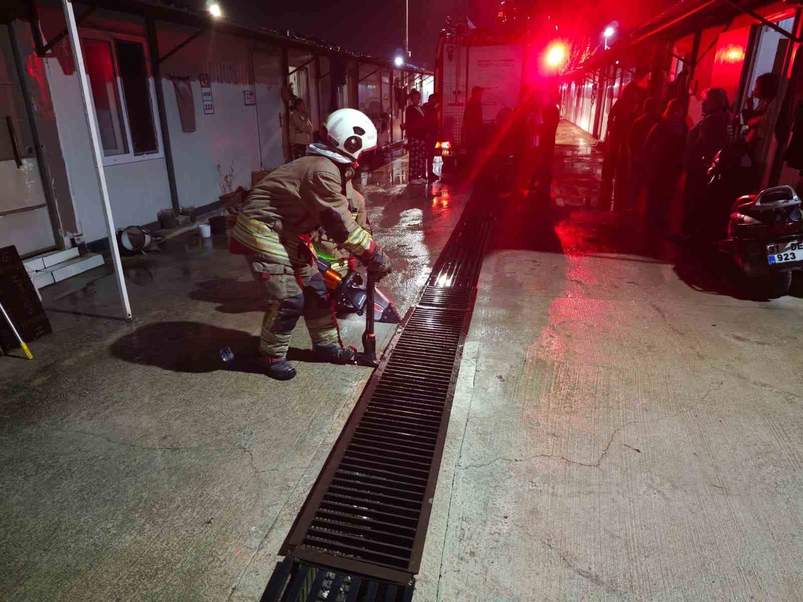 Su giderine yavrulayan anne kedi ve yavrularını itfaiye kurtardı

