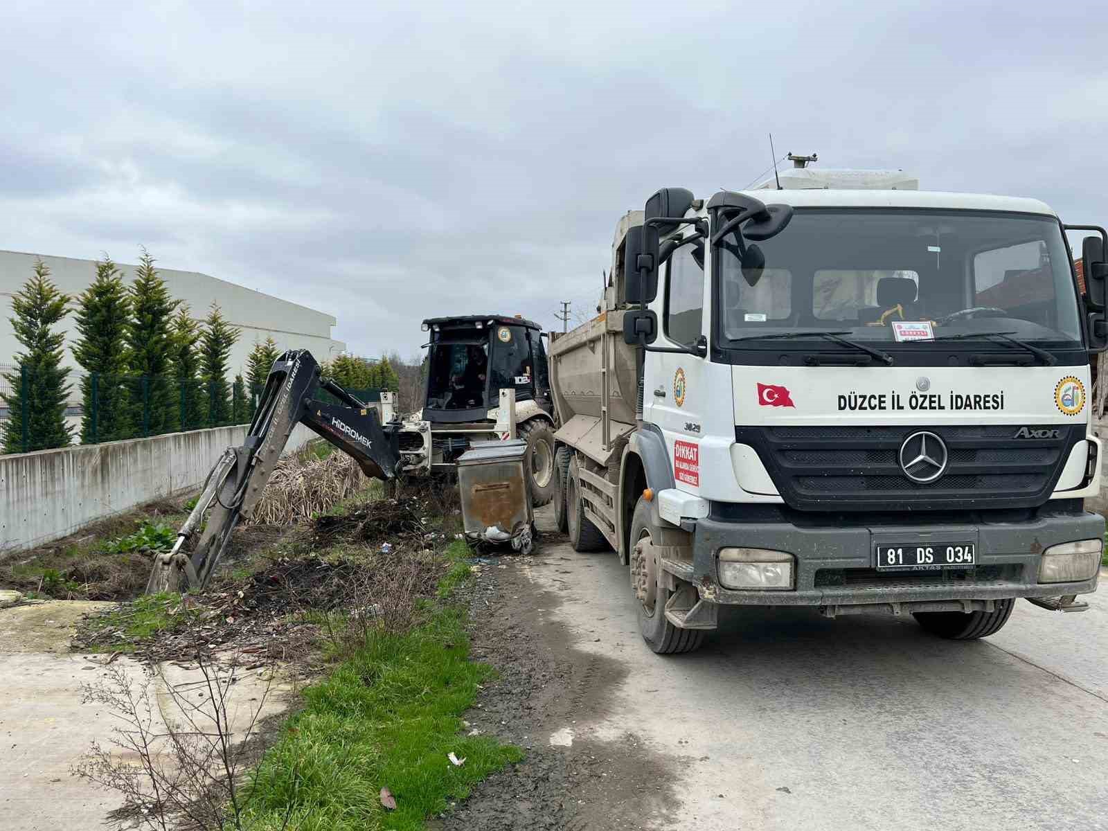 Su kanaları temizleniyor
