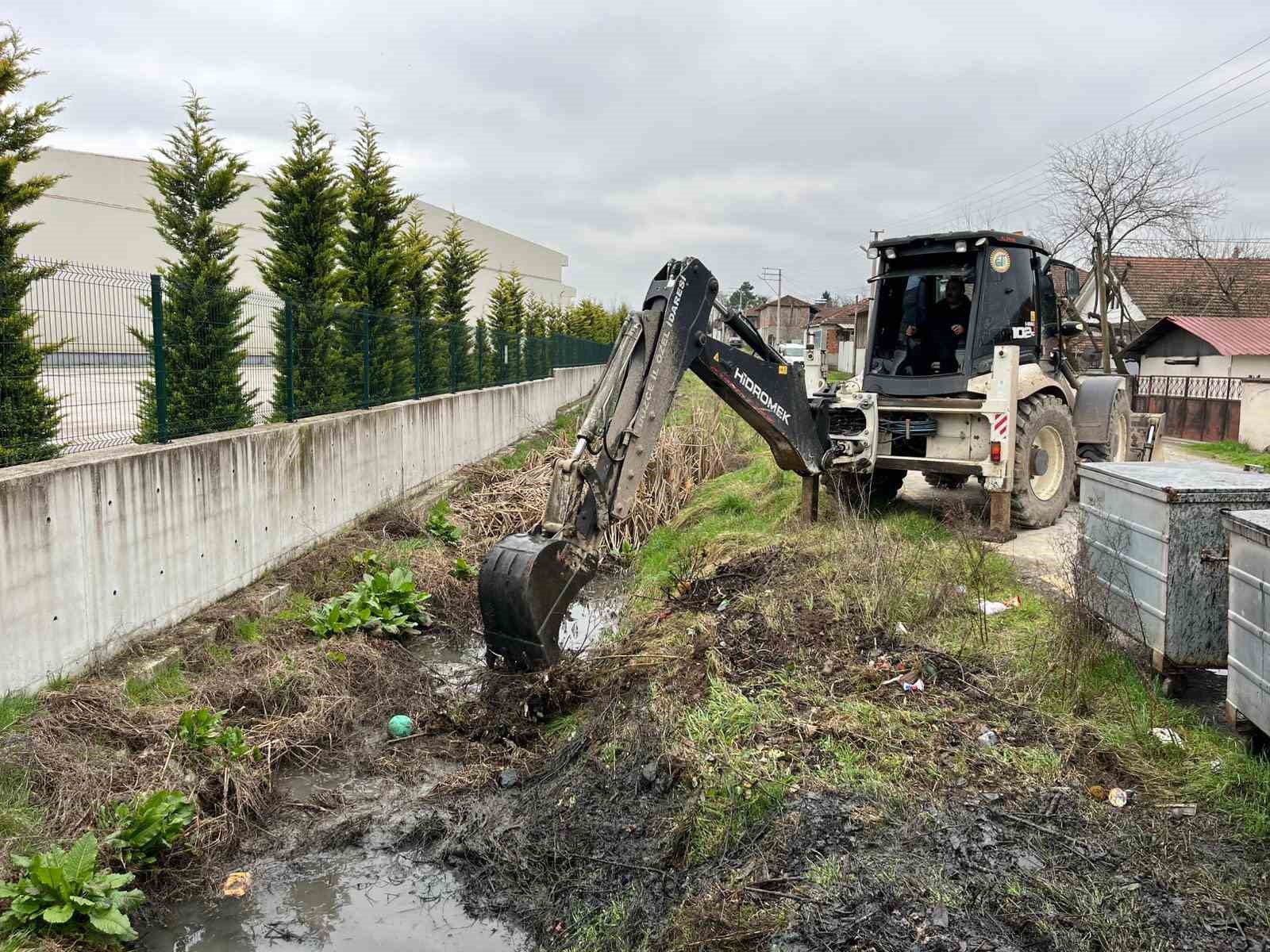 Su kanaları temizleniyor
