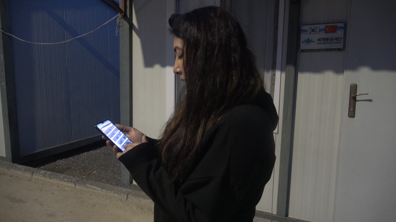 Su kanalında doğum yapan kedi ve 3 yavrusunun yeni yuvası depremzede ailenin konteyneri oldu
