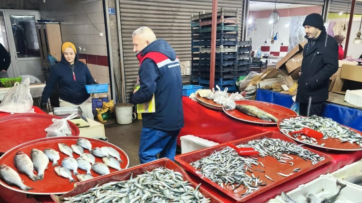 Su ürünleri denetlendi, balık boyları tek tek ölçüldü
