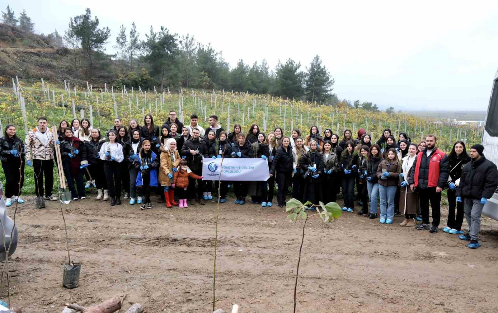 SUBÜ öğrencileri fidanları toprakla buluşturdu
