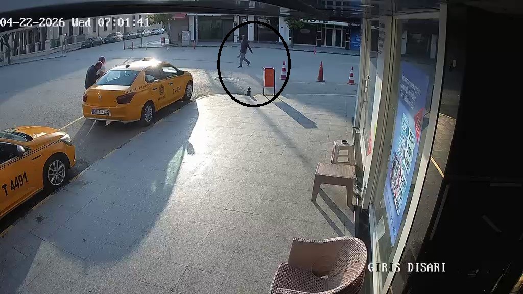 Suç makinesinin satırlı saldırısından anlık refleksle kurtulan taksici: "Geri çekilmesem kellem gitmişti"
