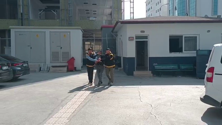 Suç makinesinin satırlı saldırısından anlık refleksle kurtulan taksici: "Geri çekilmesem kellem gitmişti"
