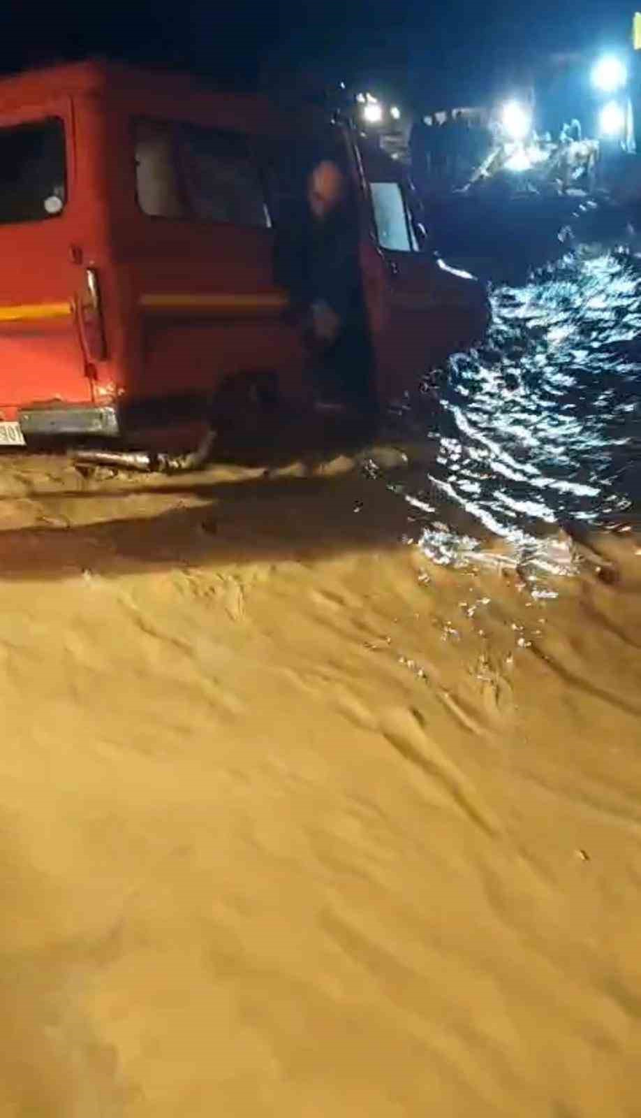 Suda mahsur kalan aileyi İncirliova Belediyesi ekipleri kurtardı
