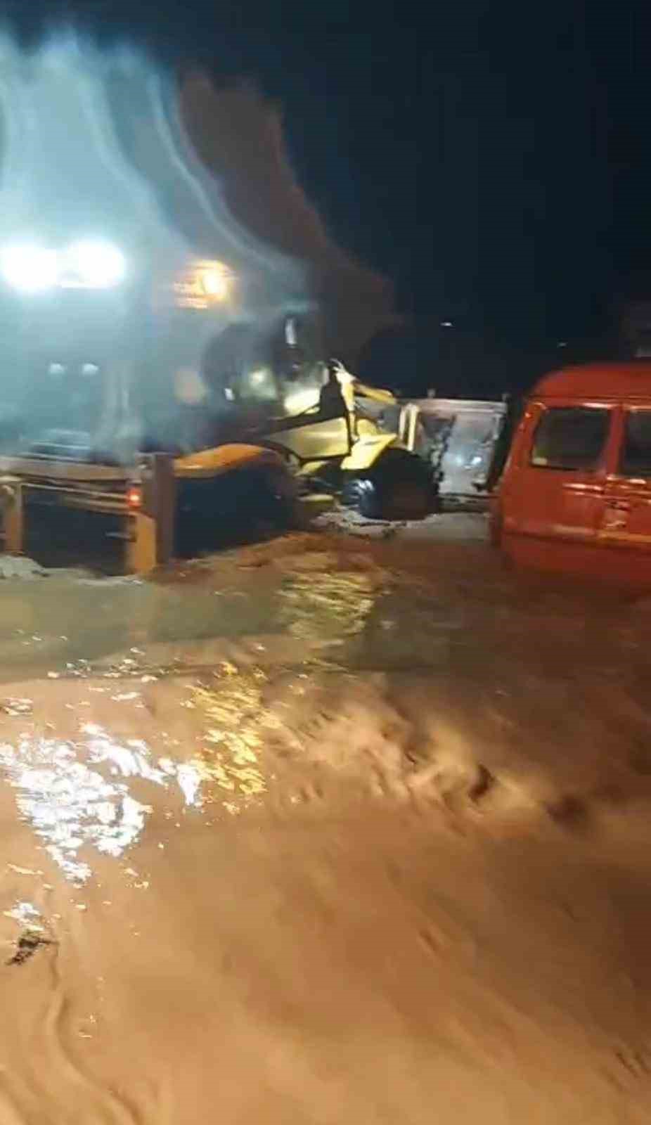 Suda mahsur kalan aileyi İncirliova Belediyesi ekipleri kurtardı
