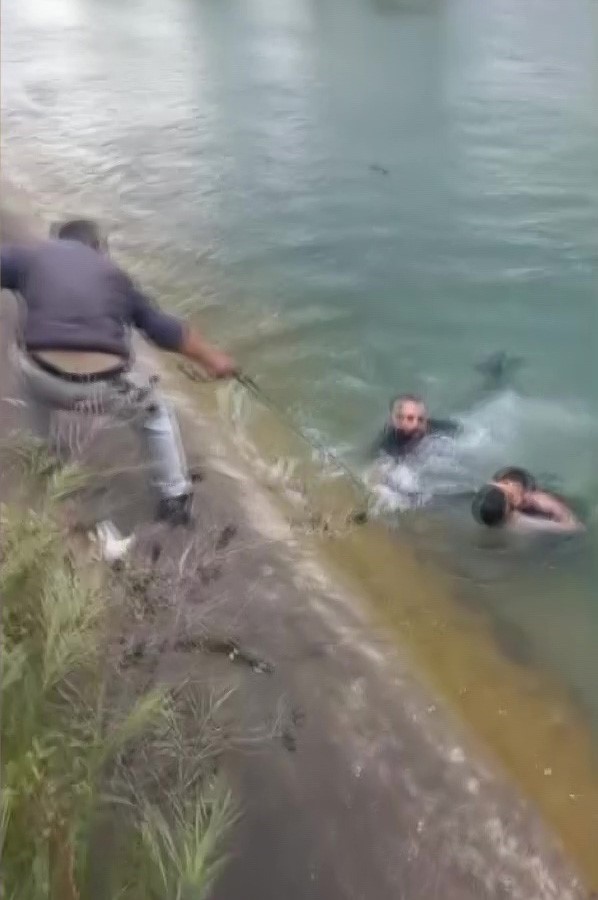 Sulama kanalına düşen çocuğu kurtarmak için zamanla yarıştılar
Sulama kanalına düşen çocuğu kurtarmak için zamanla yarıştılar