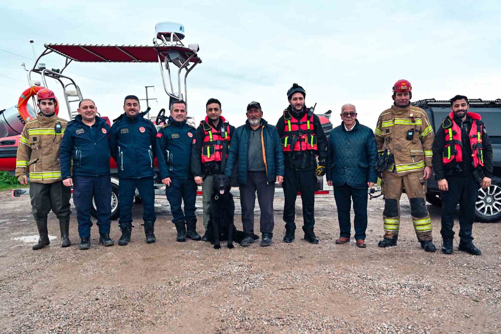 Sular altında kalan bağ evinde mahsur kalan iki köpeği belediye ekipleri kurtardı
