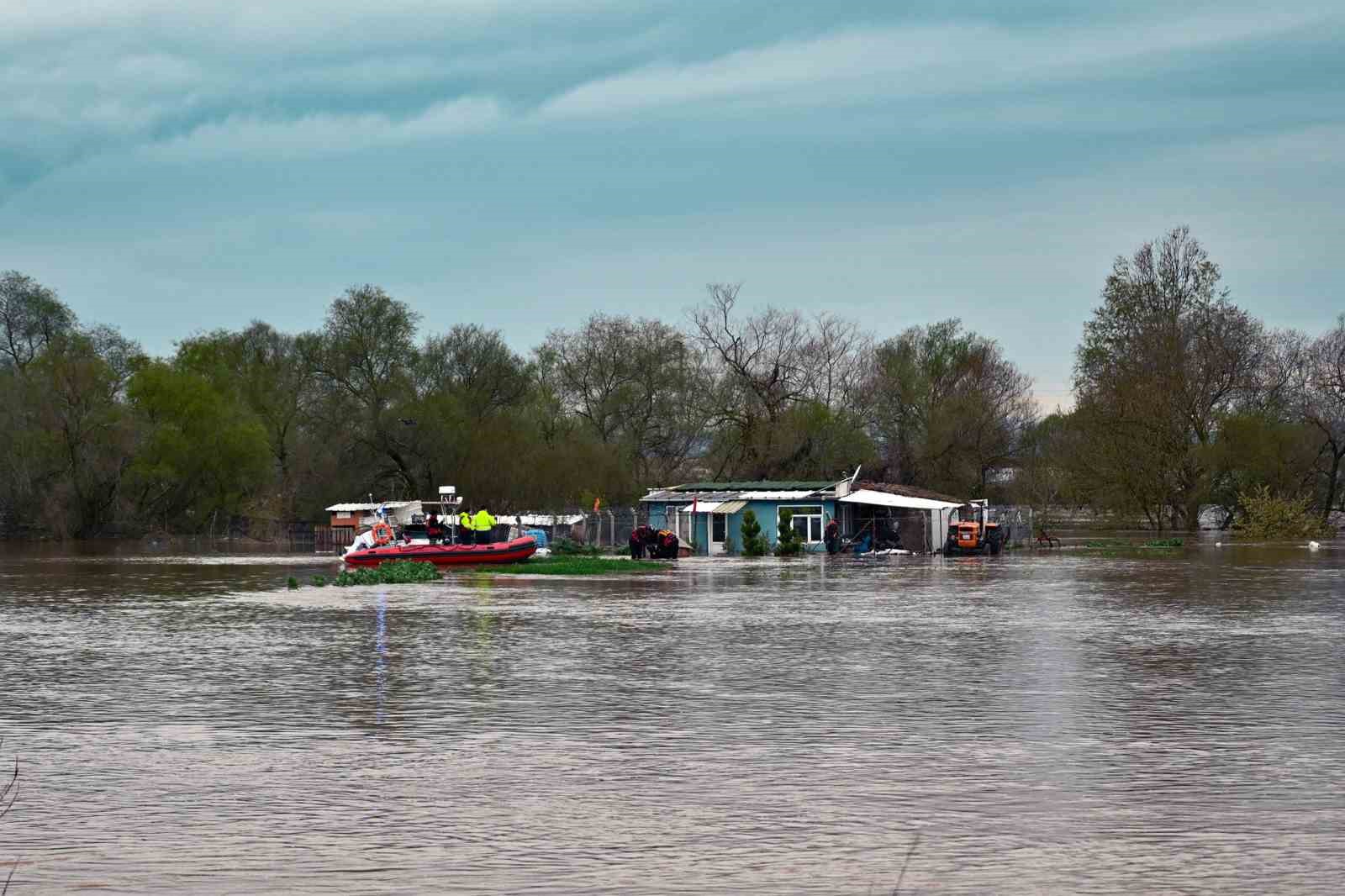 Sular altında kalan bağ evinde mahsur kalan iki köpeği belediye ekipleri kurtardı
