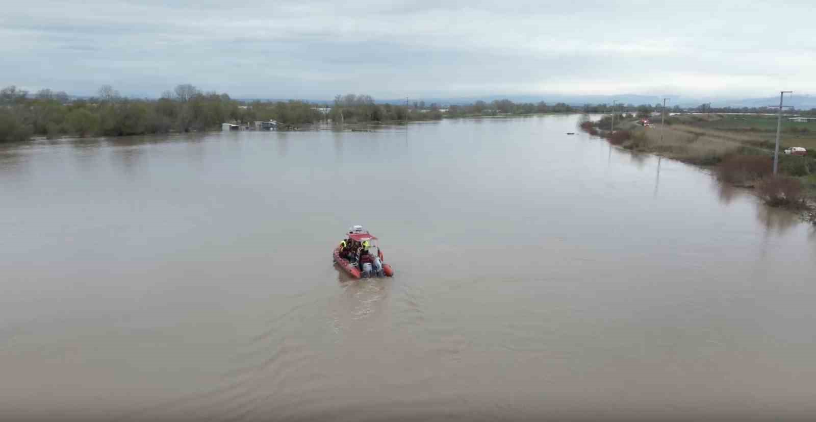 Sular altında kalan bağ evinde mahsur kalan iki köpeği belediye ekipleri kurtardı
