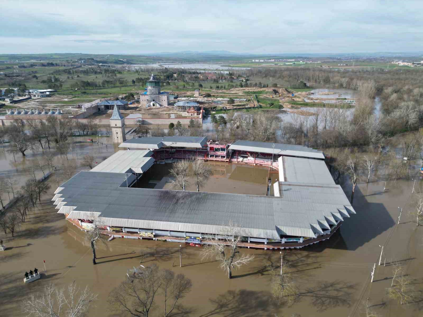 Sular altında kalan Sarayiçi güreş alanında su seviyesi düşüyor

