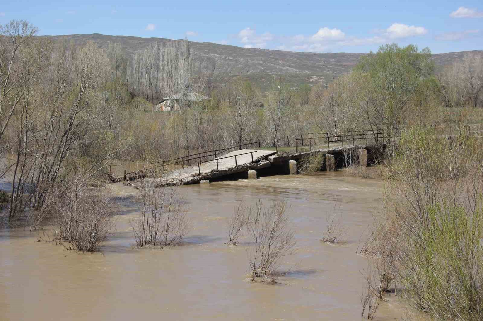 Sular altında kalan tarım arazileri dron ile görüntülendi
