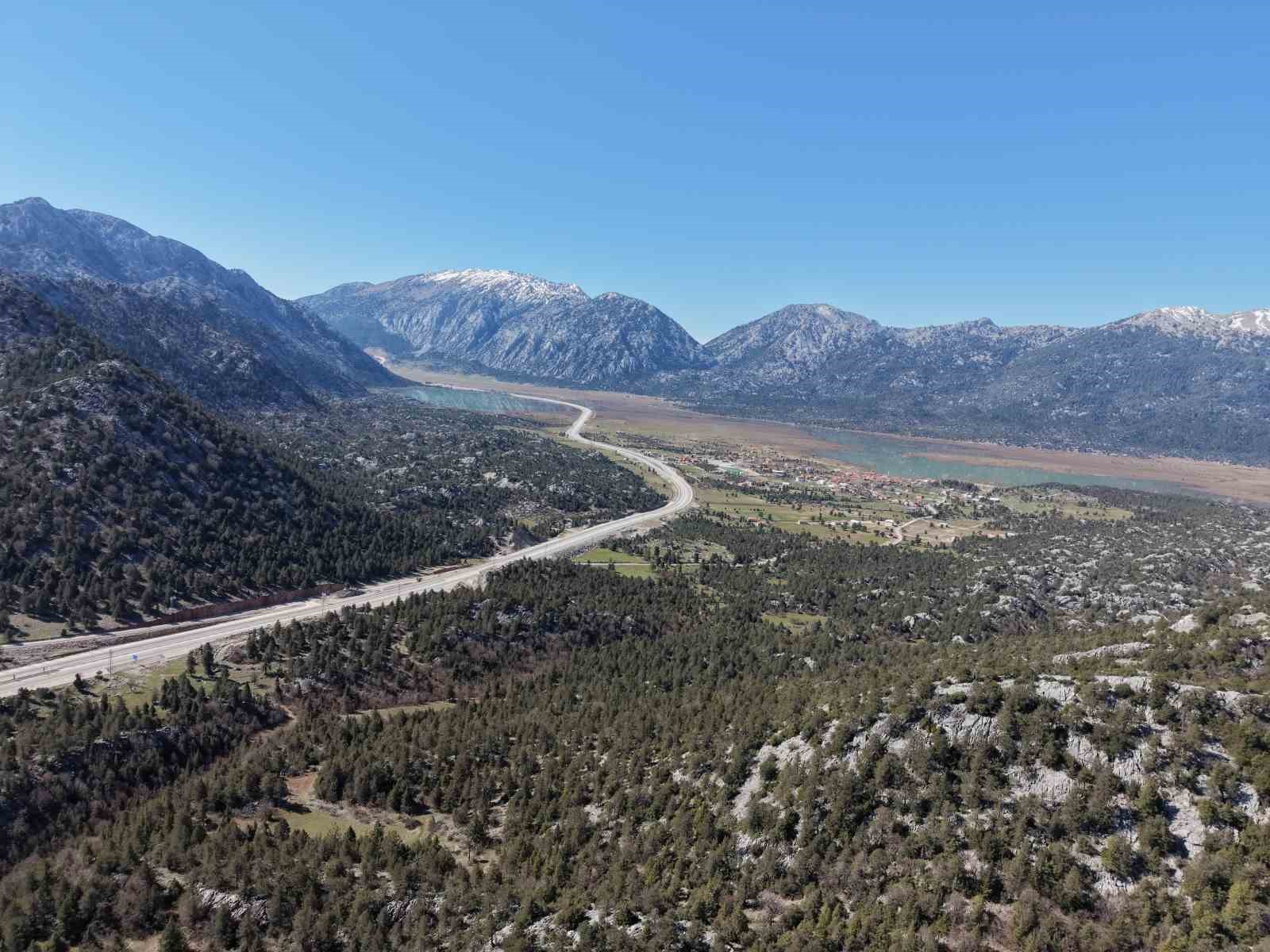 Sular çekildikten sonra yeniden ulaşıma açılan Antalya-Konya kara yolu havadan görüntülendi
