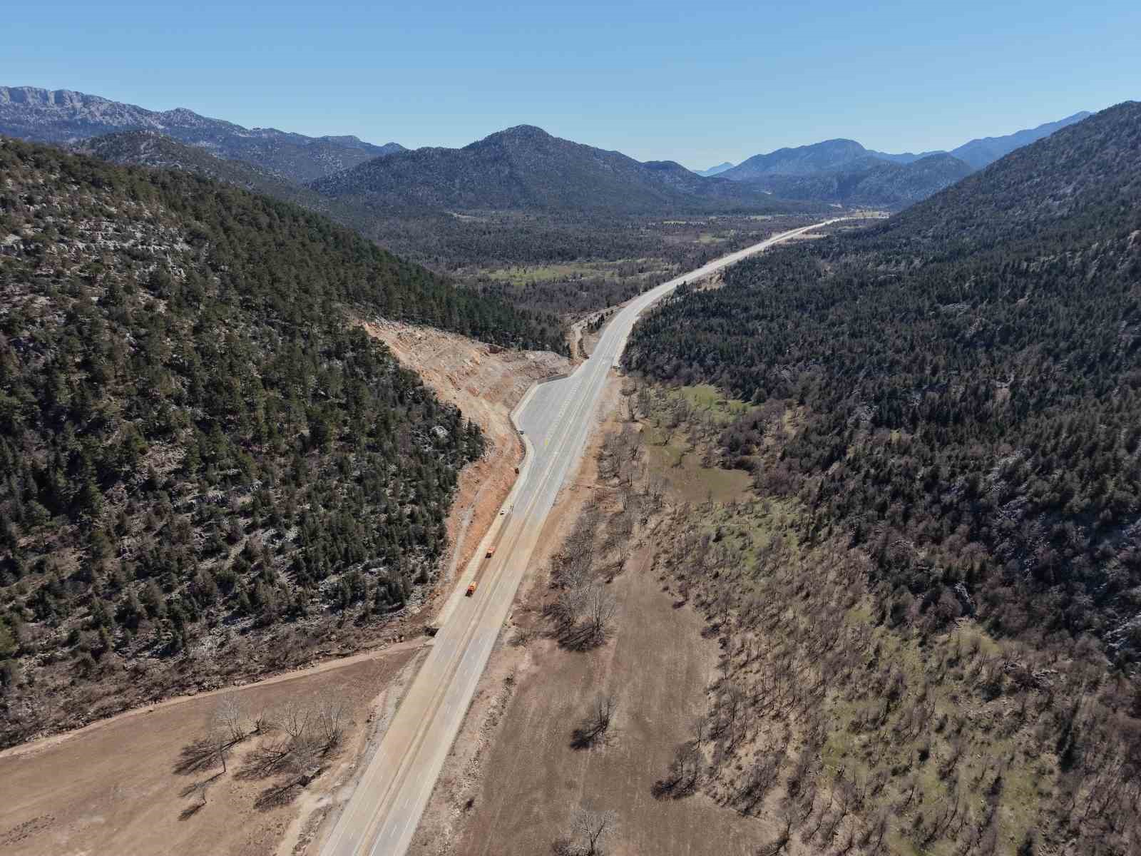 Sular çekildikten sonra yeniden ulaşıma açılan Antalya-Konya kara yolu havadan görüntülendi
