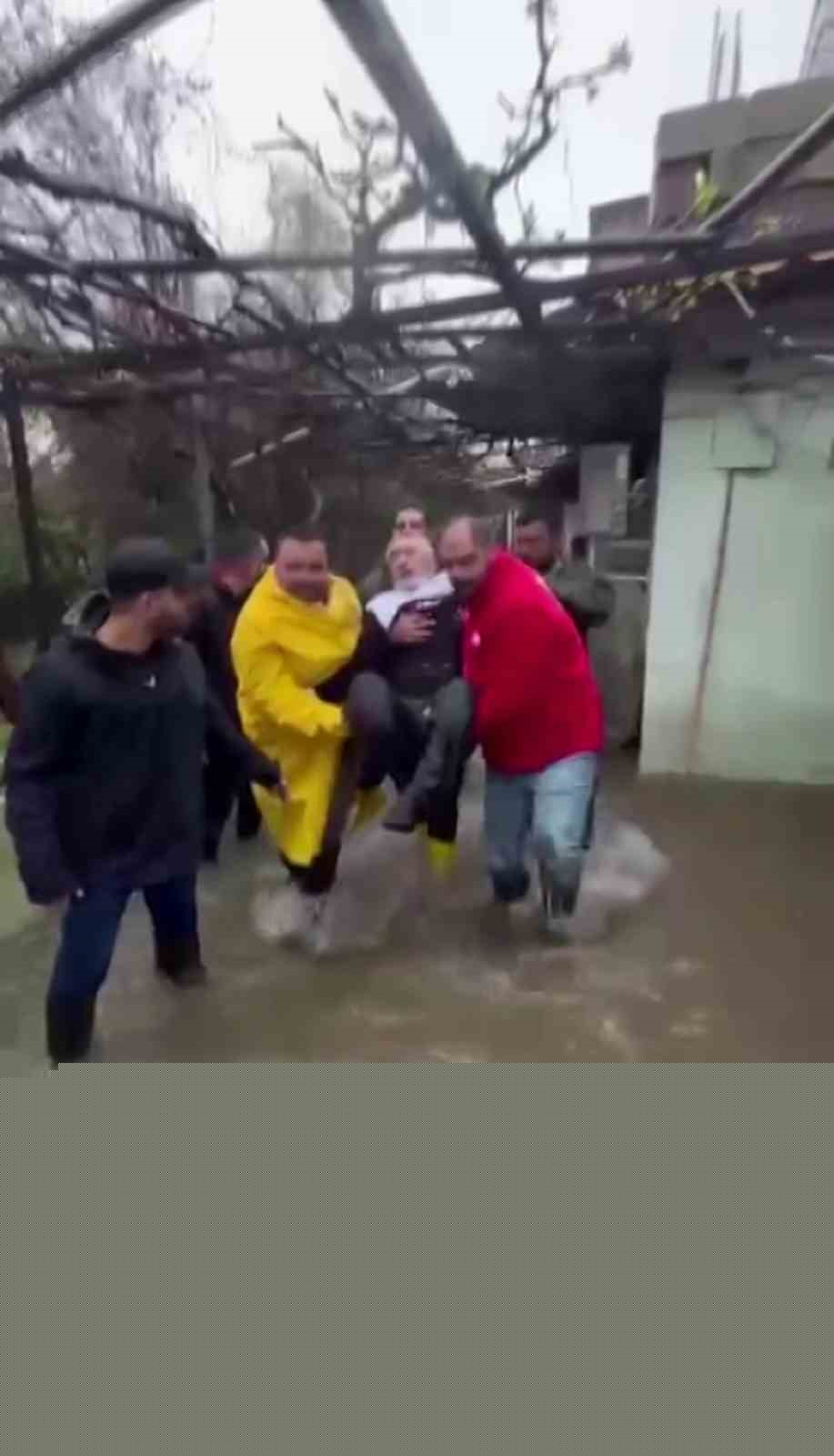 Suların yükseldiği evinde mahsur kalan felçli adamın yardımına Kızılay ekipleri yetişti
