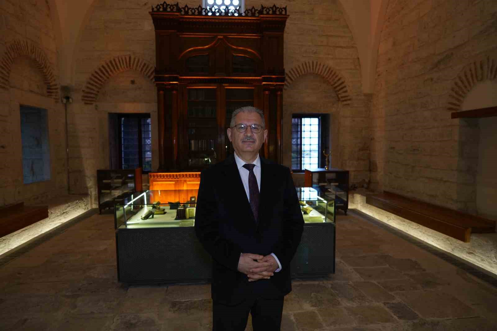 Sultan Abdülhamid Han’ın elleriyle yaptığı kitaplık Beyazıt Yazma Eser Kütüphanesi’nde 142 yıldır korunuyor
