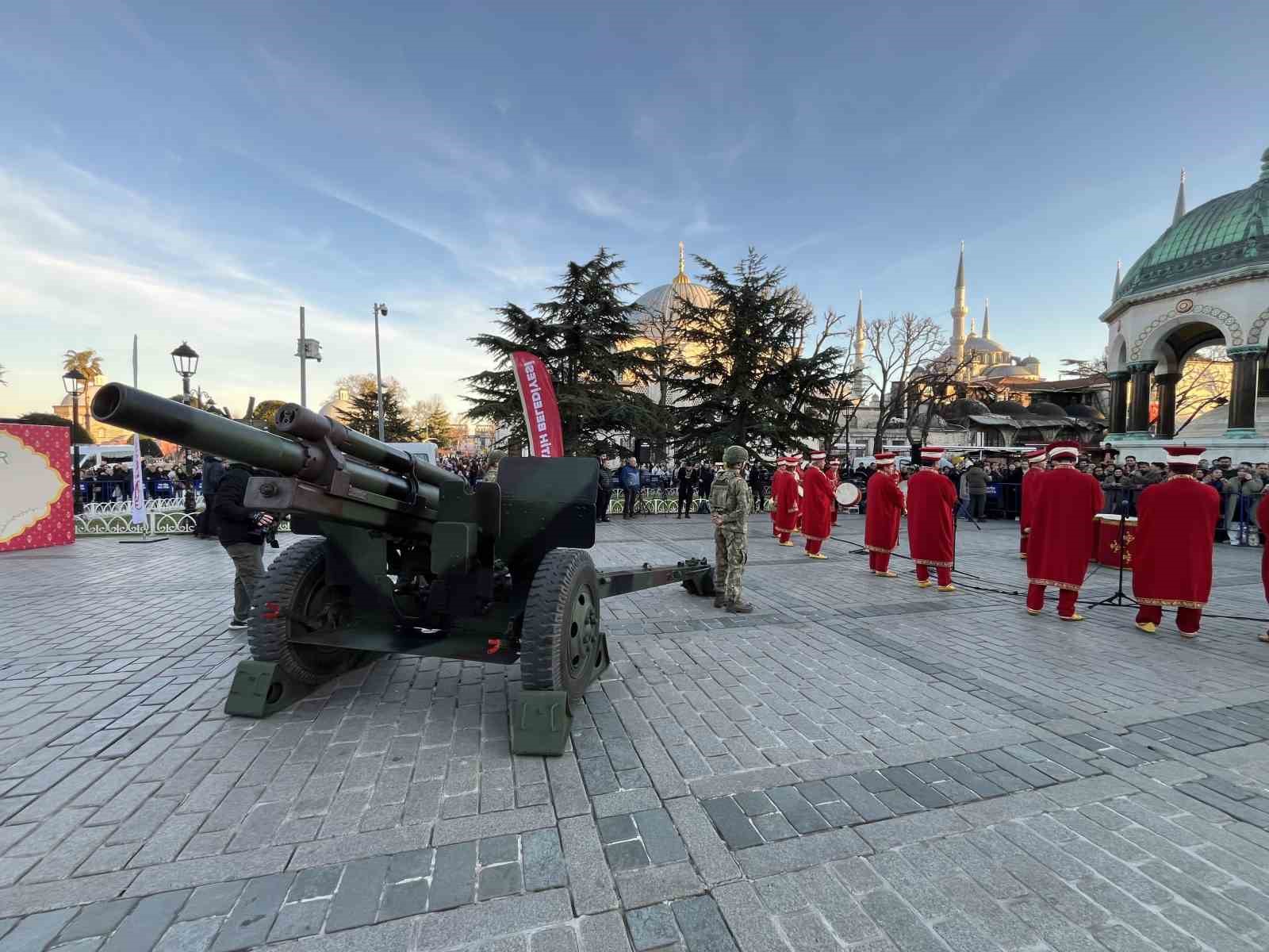 Sultanahmet’te Ramazan ayının ilk iftarında geleneksel top atışı yapıldı
