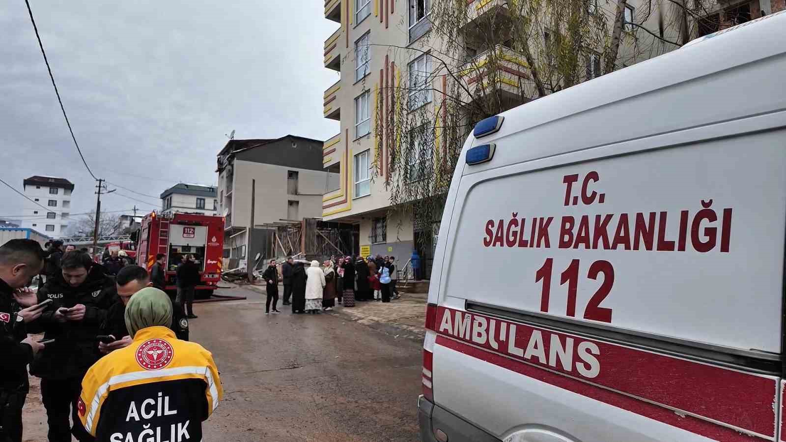 Sultanbeyli’de 5 katlı binada yangın: 12 kişi kurtarıldı
