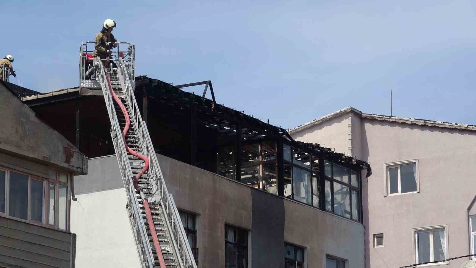 Sultanbeyli’de alevler binaları sardı: İki evin çatısı küle döndü
