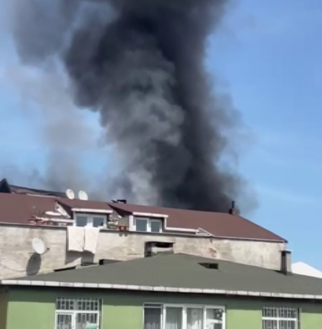 Sultanbeyli’de alevler binaları sardı: İki evin çatısı küle döndü
