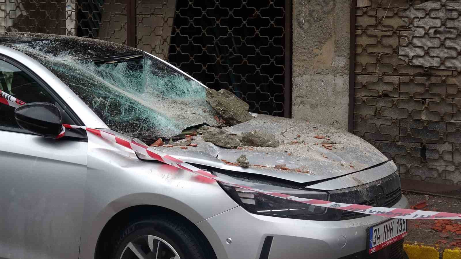 Sultanbeyli’de balkon çöktü: 2 araç hasar gördü
