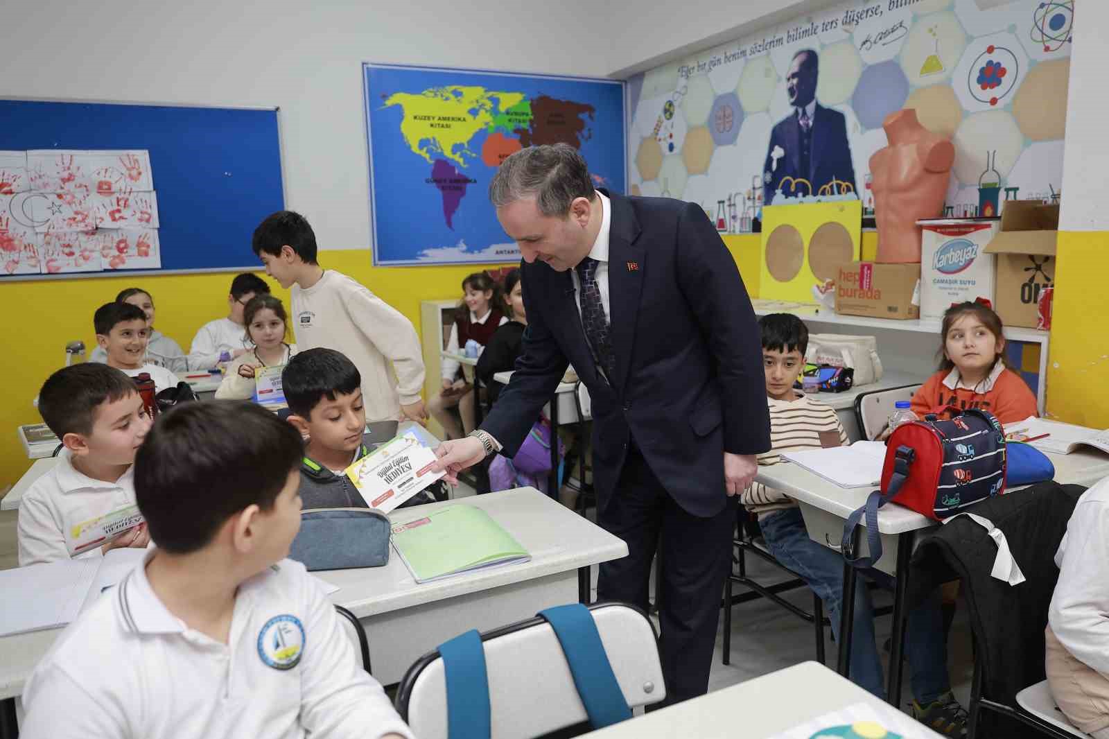 Sultanbeyli’de bilinçli teknoloji seferberliği: 23 bin öğrenciye akıllı dijital eğitim seti
