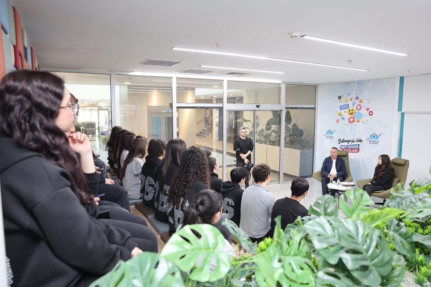 Sultangazi Belediye Başkanı Abdurrahman Dursun, gençlerle bir araya geldi
