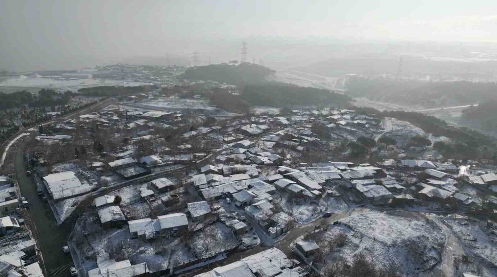 Sultangazi beyaza büründü: Kar yağışı aralıklarla devam ediyor
