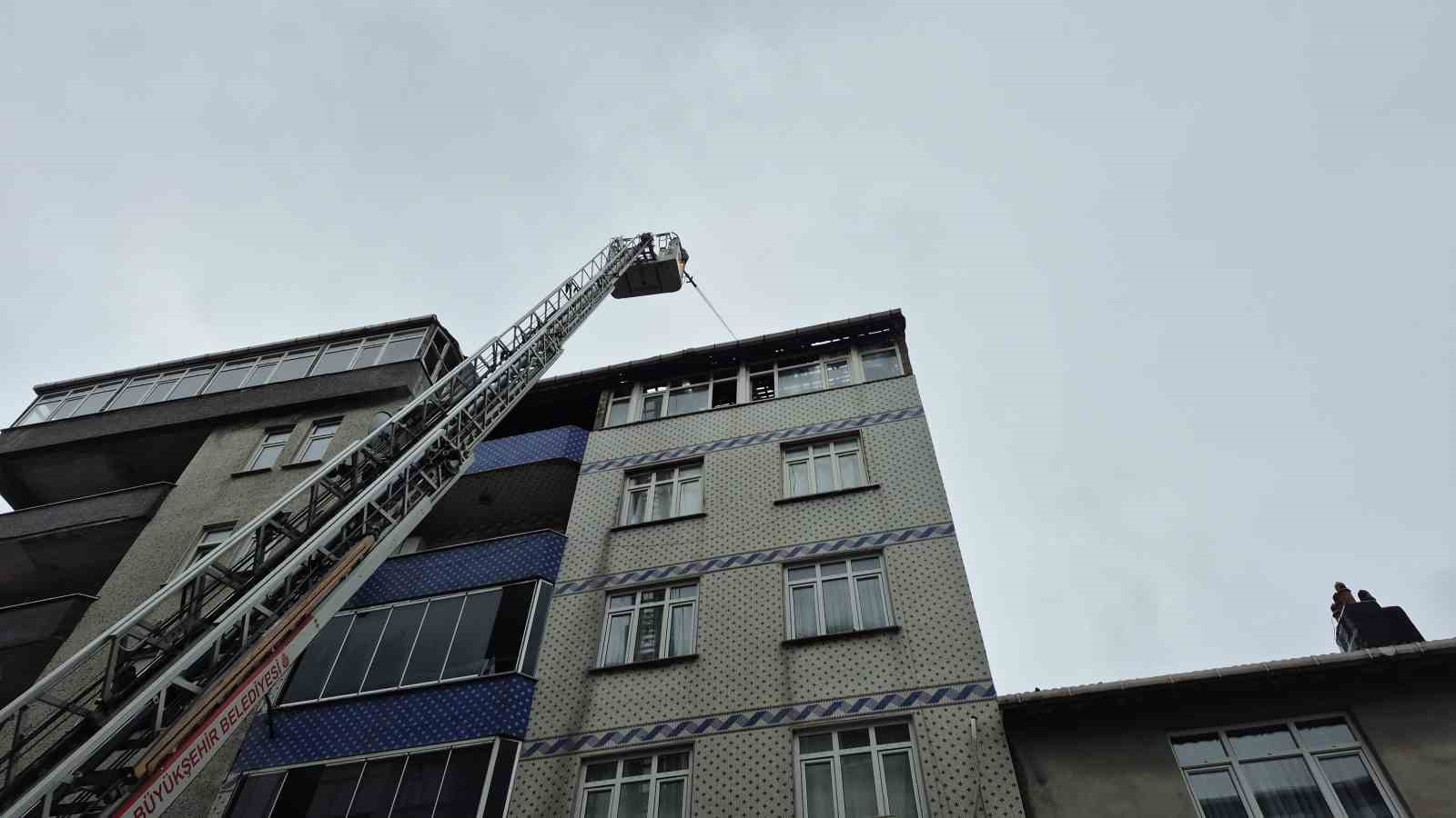 Sultangazi’de 6 katlı binada yangın paniği yaşandı, 2 kişi dumandan etkilendi
