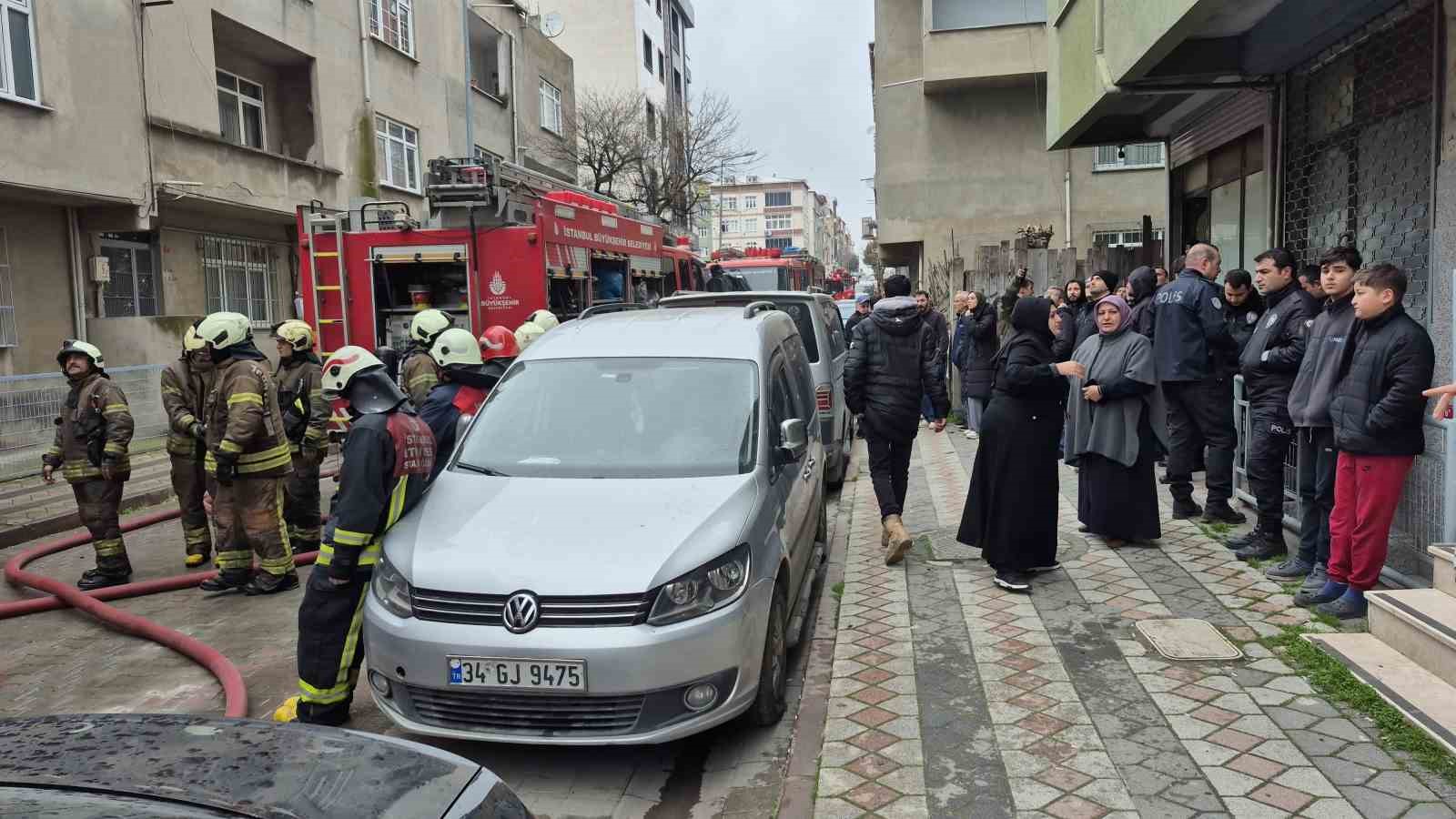 Sultangazi’de 6 katlı binada yangın paniği yaşandı, 2 kişi dumandan etkilendi
