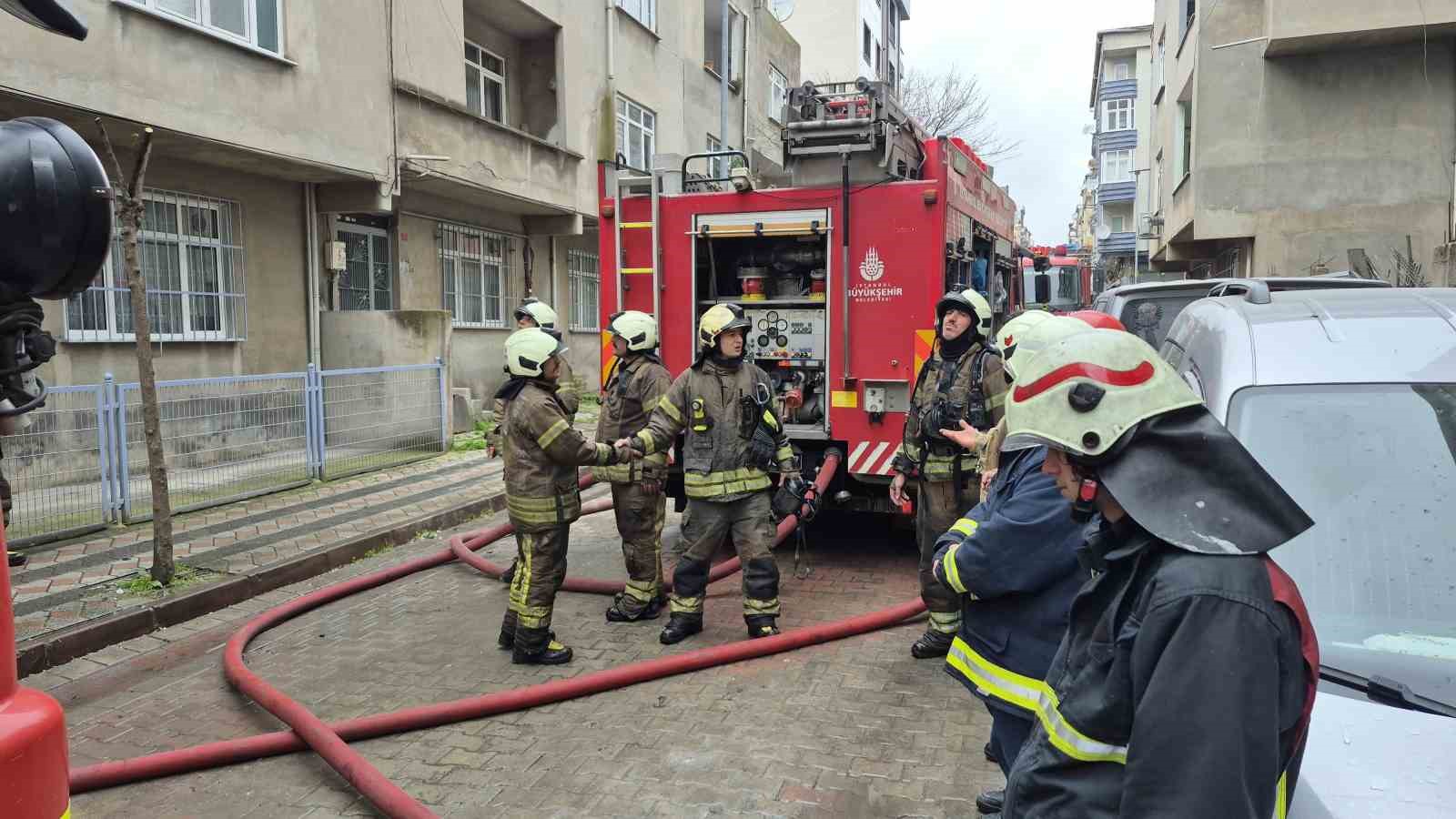 Sultangazi’de 6 katlı binada yangın paniği yaşandı, 2 kişi dumandan etkilendi
