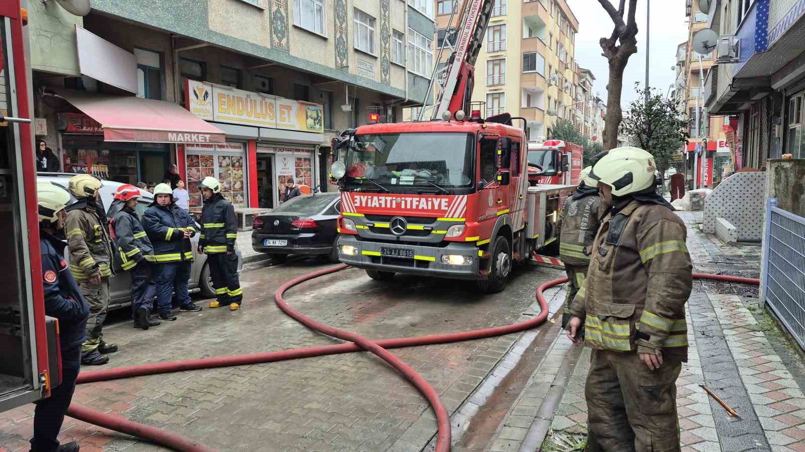 Sultangazi’de 6 katlı binada yangın paniği yaşandı, 2 kişi dumandan etkilendi
