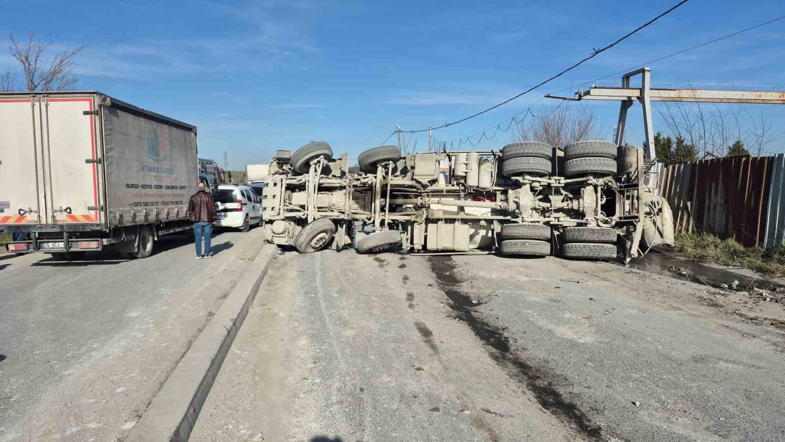 Sultangazi’de beton mikseri devrildi: Sürücü yaralandı
