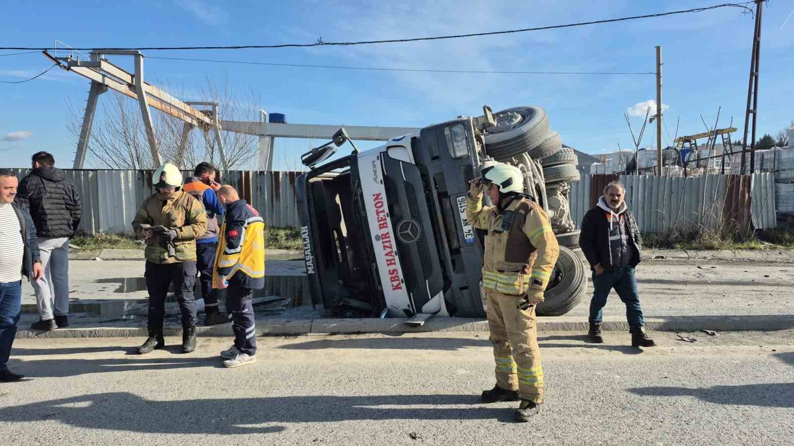 Sultangazi’de beton mikseri devrildi: Sürücü yaralandı
