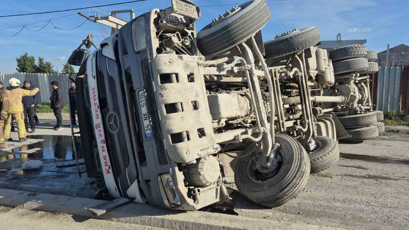 Sultangazi’de beton mikseri devrildi: Sürücü yaralandı
