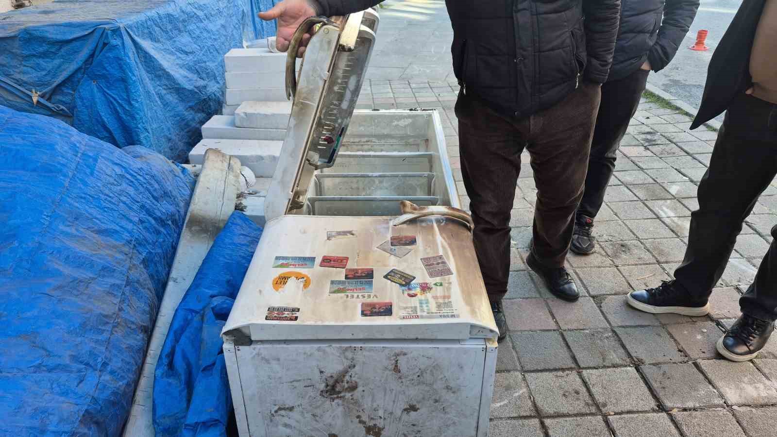 Sultangazi’de çıkan yangında zabıta ekibinin anonsu binayı boşalttı
