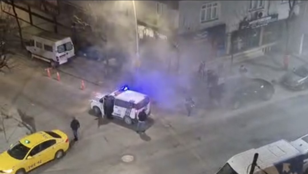 Sultangazi’de çıkan yangında zabıta ekibinin anonsu binayı boşalttı
