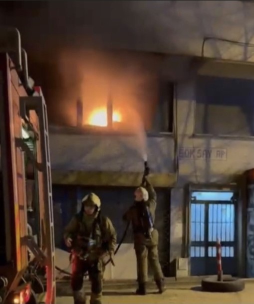 Sultangazi’de çıkan yangında zabıta ekibinin anonsu binayı boşalttı
