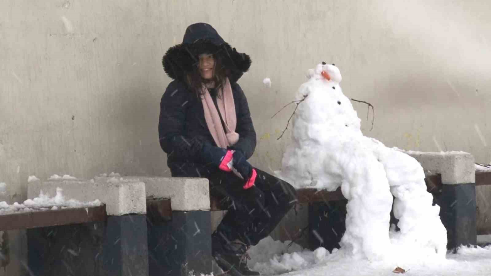 Sultangazi’de çocuklar kardan adam yaptı, karın keyfini çıkardı
