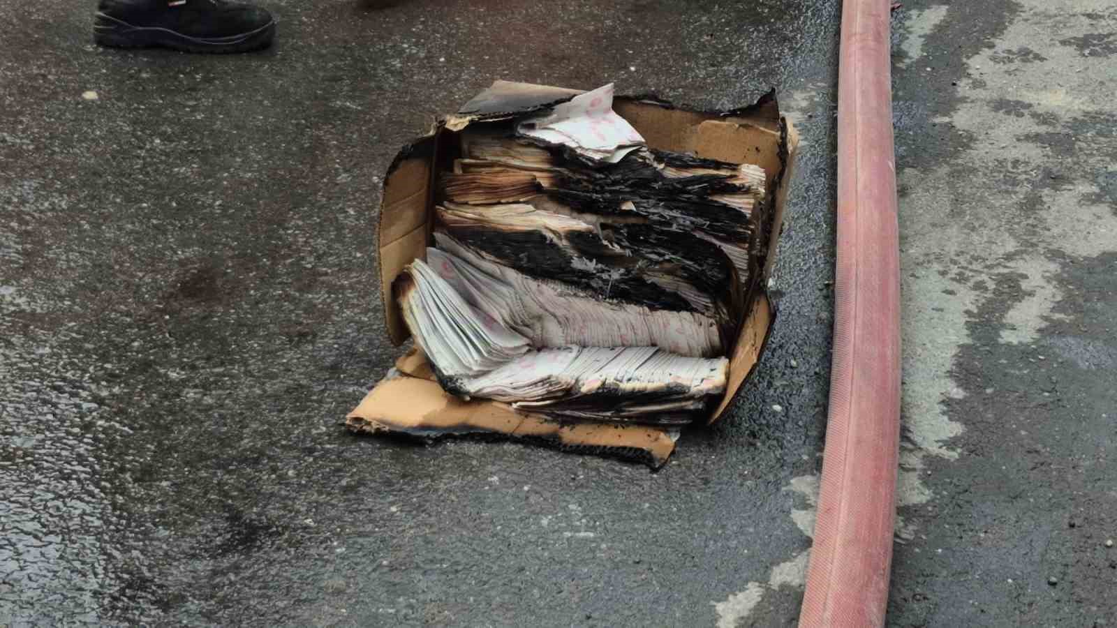 Sultangazi’de kağıt ambalajı yapan iş yerinde korkutan yangın
