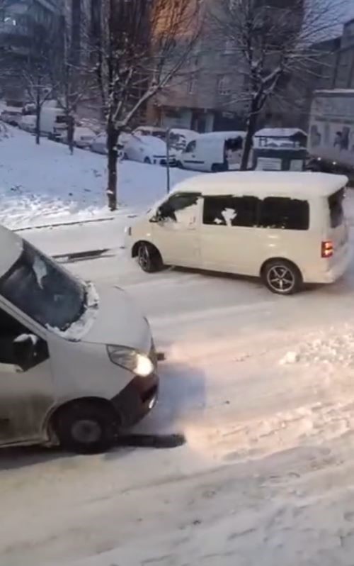 Sultangazi’de kar yağışı kazalara neden oldu: Caddeler buz pistine döndü
