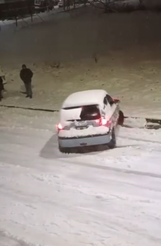 Sultangazi’de kar yağışı kazalara neden oldu: Caddeler buz pistine döndü
