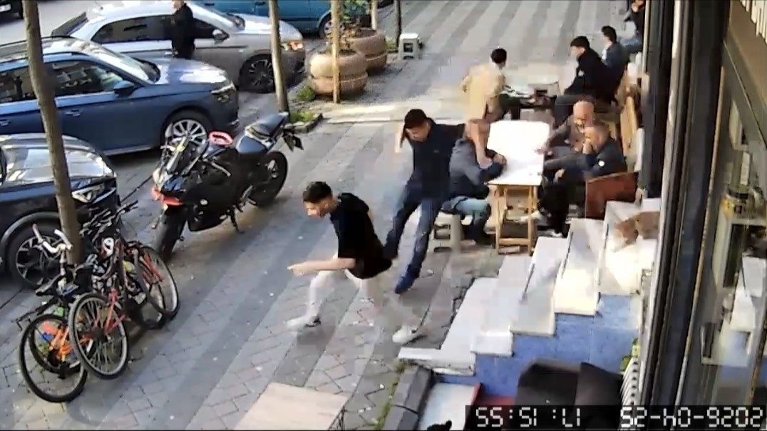 Sultangazi’de kuaförde  ilginç anlar kamerada: Kedi müşterileri kovaladı
