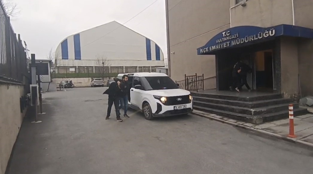 Sultangazi’de kuyumcu soygunu girişimi kamerada: İş yeri sahibine saldırdılar, tutuklandılar
Sultangazi’de kuyumcu soygunu girişimi kamerada: İş yeri sahibine saldırdılar, tutuklandılar