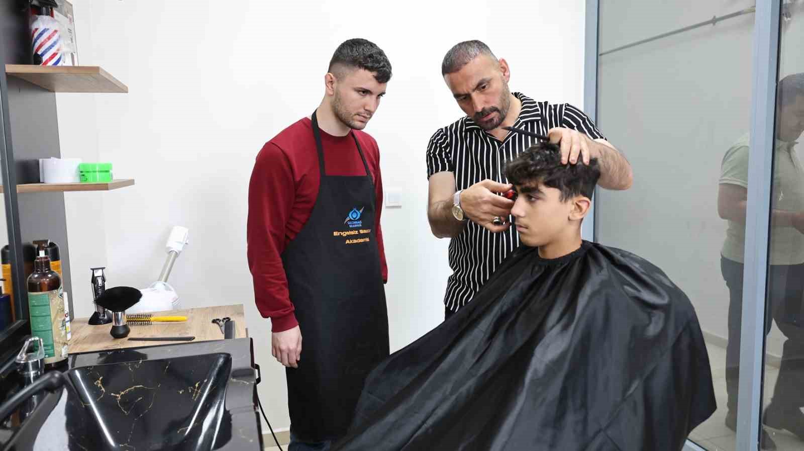 Sultangazi’de özel bireylere ücretsiz berberlik hizmeti
