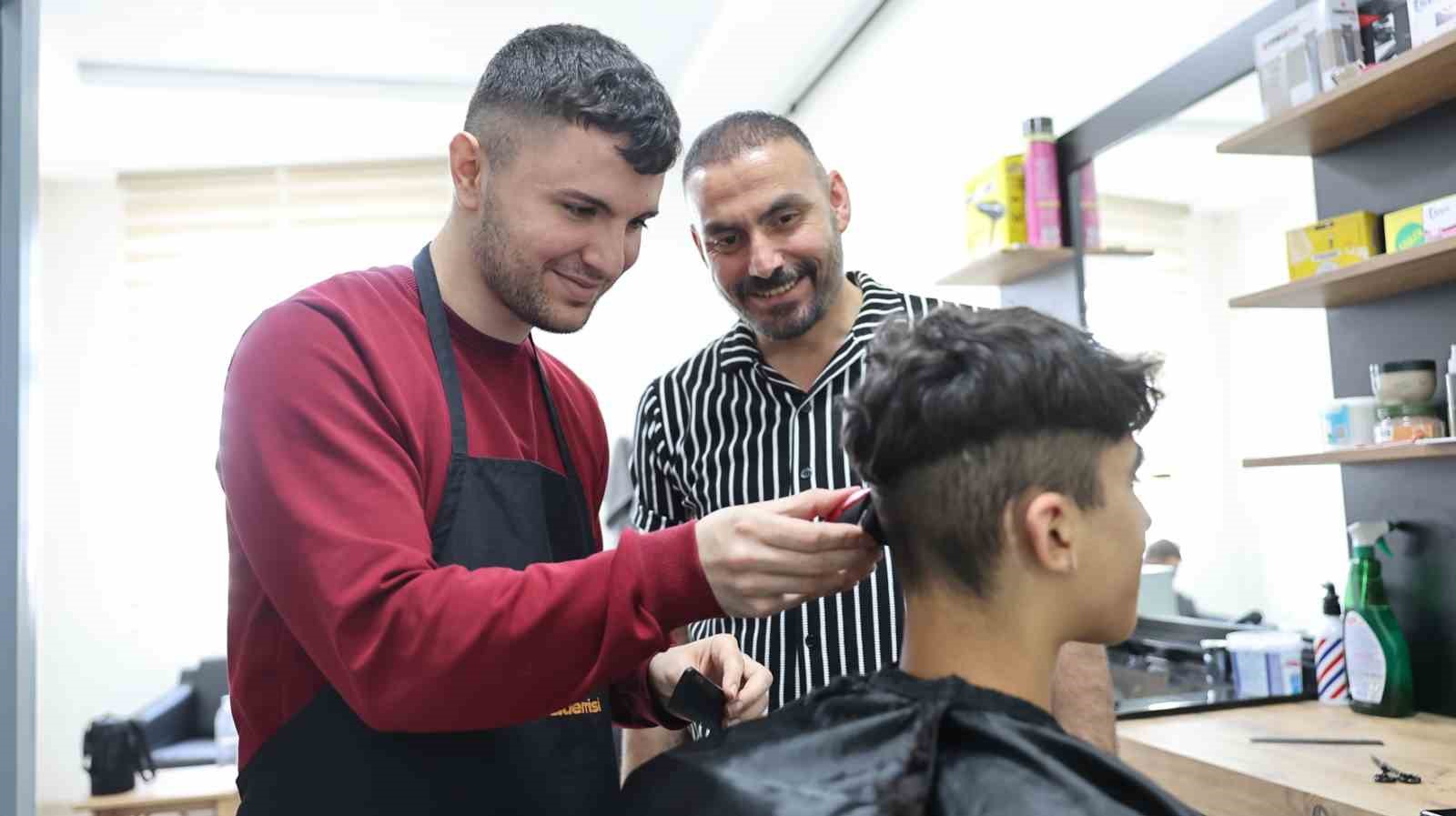 Sultangazi’de özel bireylere ücretsiz berberlik hizmeti
