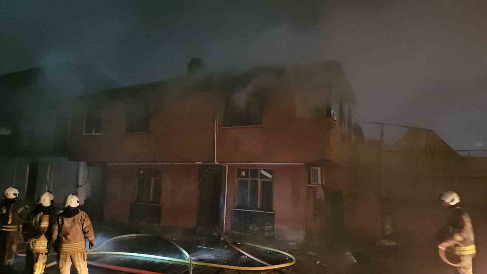 Sultangazi’de trafoda başlayan yangın depoyu kül etti
