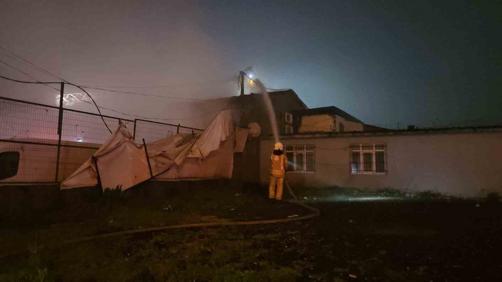 Sultangazi’de trafoda başlayan yangın depoyu kül etti

